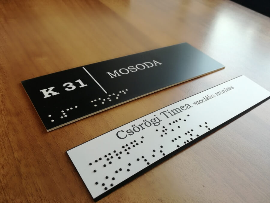 Ajtótábla Braille nyomtatással