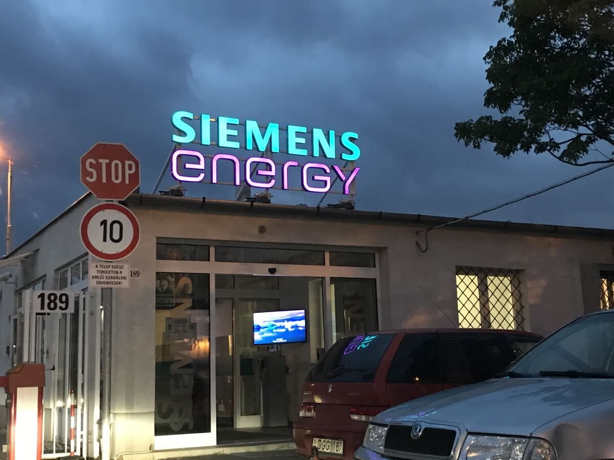 Siemens Energy világító felirat